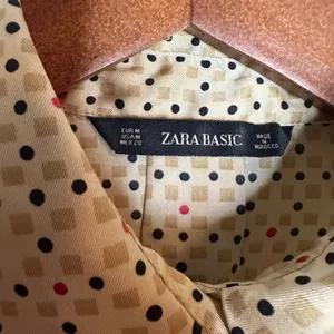 Zara Basics polyester geometric gold button‎ up blouse Sz M thumbnail 3