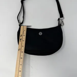 Lululemon City Essentials Shoulder Bag 4L Nylon Black Women O/S Black Mini Bag thumbnail 9