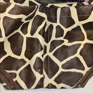 Source Unknown BROWN & CREAM FAUX LEATHER GIRAFFE PRINT DESIGN BIG BUCKET BAG SILVER HARDWARE thumbnail 3