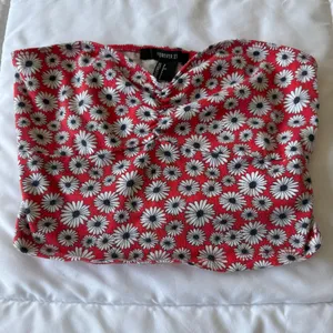 🔥🌼 Y2K Daisy Dream Strapless Bandeau Top – Red Floral Forever 21 Small 🌼🔥 thumbnail 3