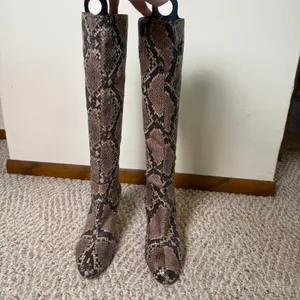 Bandolino Indie Snakeskin Print Knee High Boots Black Brown Tassel Back Zip 6.5M thumbnail 6