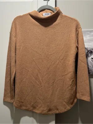 Old navy sweater. thumbnail 1