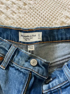 Abercrombie Curve Love Shorts High-Rise Mom 4" thumbnail 2
