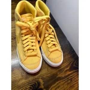 Nike‎ Yellow Sneakers Size 5.5 thumbnail 4