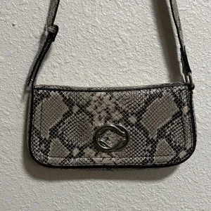 Topshop Finley Faux‎ Snakeskin Baguette Shoulder Bag Grey Black Snake Print thumbnail 2