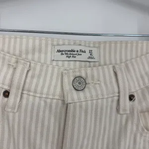 Abercrombie & Fitch 90s Relaxed Jean High Rise Striped Tan White 27 4S thumbnail 3