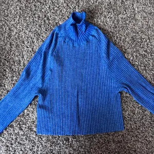 Ribbed cropped blue turtle neck top thumbnail 1