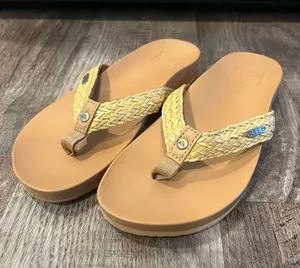 NEW Reef Women’s Tan Sandals With Woven Tops Size 5 thumbnail 1