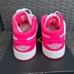 Air Jordan 1 Low GS Pink Foam Hyper Pink 5.5Y/7W thumbnail 4