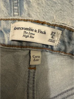 NWOT Abercrombie Curve Love High Rise Loose Jean in Light Wash thumbnail 4