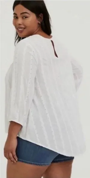 Torrid White Eyelet & Lace Embroidered Hi-Lo Blouse size 1X thumbnail 1