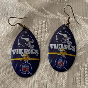 Minnesota Vikings Logo Oval Dangle Earrings 1.5”H NFL Football Purple Yellow New thumbnail 1