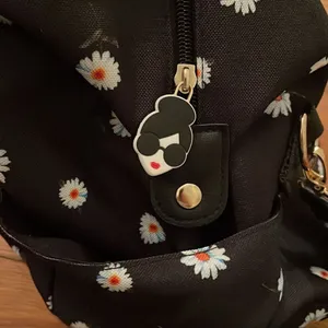 Alice + Olivia Black Fabfitfun Daisy Print Duffle Bag Weekender Travel Overnight thumbnail 13