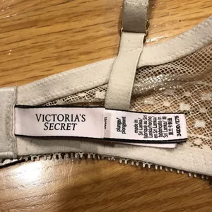 Victoria’s Secret incredible plunge bra size 34DD. thumbnail 2