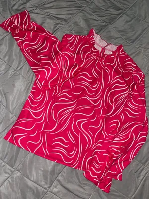 NWT Pink Abstract Wave Blouse – Size M- Lightweight & Flowy thumbnail 1