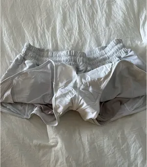 Lululemon Hotty Hot 2.5" Shorts White thumbnail 6