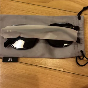 Elegant Black Sunglasses with Pouch thumbnail 2
