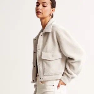 Abercrombie & Fitch Cropped Sherpa Shirt Jacket in Cream thumbnail 3
