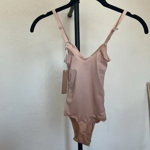 SKIMS EVERYDAY SCULPT BODYSUIT Clay size S‎ NWT thumbnail 5