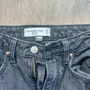 Abercrombie • Curve Love High Rise Loose Jean thumbnail 3