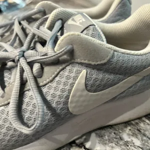 Nike Women's Gray Sneakers thumbnail 4