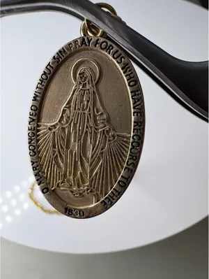 Vintage Gold Tone Miraculous Medal Virgin Mary Necklace 18" thumbnail 4