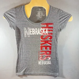 524 | Nebraska Huskers Gray Striped Graphic Tee Womens Large NCAA‎ thumbnail 1