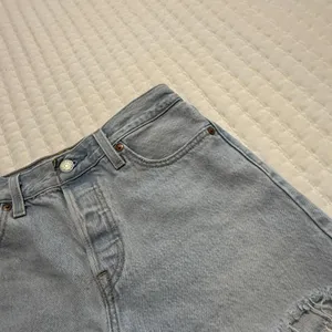 Levi’s Wedge Short Blue Denim High Rise Shorts 26 Waist Raw Hem Distressed thumbnail 11