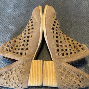 Jeffrey Campbell Tan Perforated Suede Block Heel Ankle‎ Boots Size 8 thumbnail 7