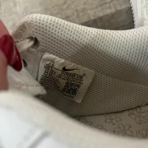 NIKE Women Air Force 1 ‘07 SE in White Sail Lemon Wash thumbnail 9