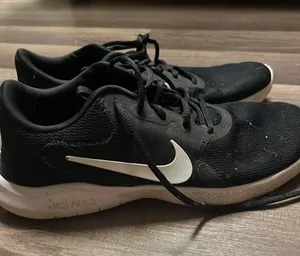 black nike tennis shoes thumbnail 1