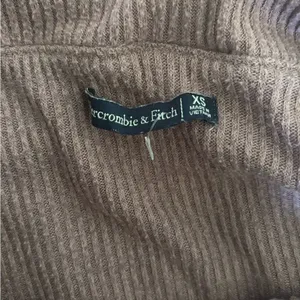 Abercrombie & Fitch Ribbed Off Shoulder Sweater Size XS Mauve thumbnail 2