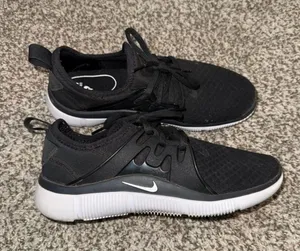 Women’s Nike Sneakers thumbnail 1