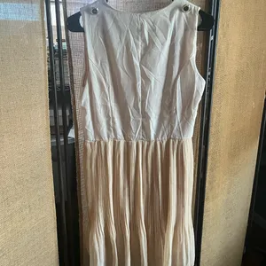 Stylish Cream Pleated Dress Size 6 thumbnail 4
