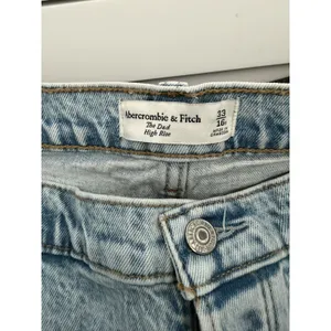 Abercrombie & Fitch High Rise Distressed Mom Jeans‎ Size 16 thumbnail 5