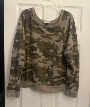 Universal Threads Crew Neck thumbnail 1