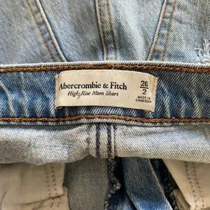 Abercrombie & Fitch High Rise Mom Shorts 26 / 2 Distressed Denim Cutoff Light Wa thumbnail 3