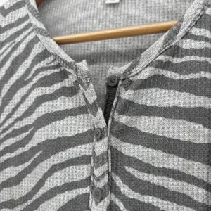 Aerie Zebra Print‎ Thermal Henley Long Sleeve Top Medium Gray White Waffle Knit thumbnail 3