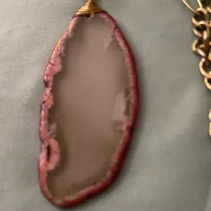 26” Gold Tone Chain Necklace Sliced Agate Stone Pendant White Pink Edge 3.5”H thumbnail 2