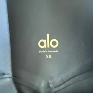 Alo Yoga Airlift High-Waist Sleek Capri Size XS in Navy Blue thumbnail 2