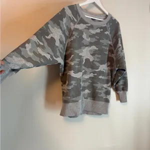Aerie Woman's Green Grey Camo Oversized Crewneck Sweatshirt Small thumbnail 4
