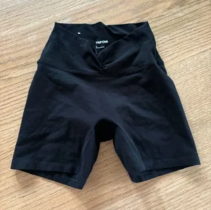 Aritzia tna chill biker shorts thumbnail 1