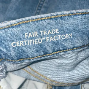 Universal Threads Vintage Straight Button fly Distressed Cropped Jeans thumbnail 7