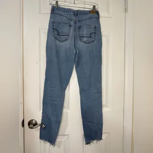 American‎ Eagle Mom High Waisted Distressed Med Light Wash Jeans size 4L thumbnail 2