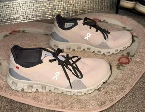 On Cloud Running Shoes thumbnail 1
