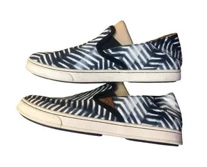 OluKai Pehuea Pa‘i Slip-On Sneakers Womens 9 Blue White Chevron Shibori Used thumbnail 1