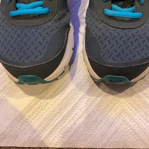 Nike Women’s Relentless 4 Aeroply Grey and Light Blue Sneakers Size 7.5 thumbnail 2