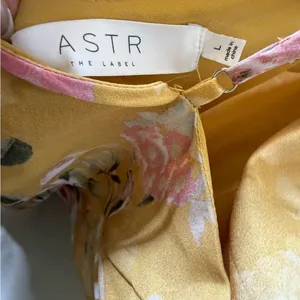 ASTR‎ the Label Gaia Dress in Mustard Floral Satin Midi Womens Size L thumbnail 10