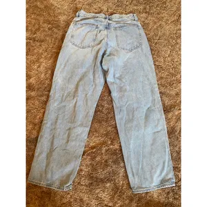 UNIQLO Women's Light Wash High/Mid-Rise Straight Leg Denim Jeans Classic Mom thumbnail 3