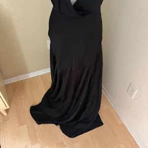 FAME‎ & PARTNERS Black Satin V Neck Maxi Dress Long Side slit formal Size 4 NWT thumbnail 5